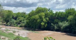 Un hombre cayó al río arenales y todavía no hay rastro: La familia acusa que lo habrían empujado