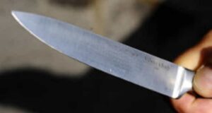 Buscan a un hombre que atacó y apuñaló a una mujer en su casa en Orán