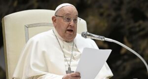 El papa Francisco sigue estable, aunque su cuadro sigue siendo complejo