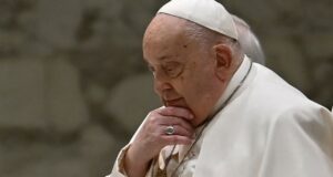 El papa Francisco mejora y sigue con terapias tras 25 días internado