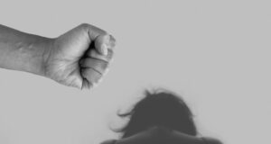 Violencia familiar en Finca Santa Anita: Golpeó a su pareja y secuestró a su bebé de 12 días