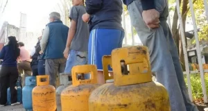 El aumento del precio de la garrafa obliga a muchas familias salteñas a volver a la leña