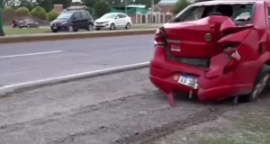 Un auto quedó debajo de un camión tras un choque en la zona sur