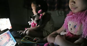 Condenan a operador del 911 y a una mujer por abuso y explotación infantil