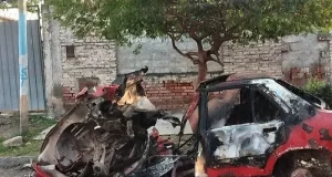 Un vehículo abandonado en V° San José ardió en llamas por completo