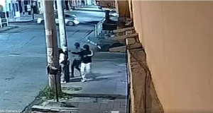 Violento robo a mano armada una joven en una parada de colectivo