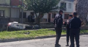 Un auto cayó a un canal tras chocar con una camioneta