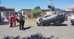 Volcó un auto frente a dos escuelas en El Tribuno: iban dos personas y no hubo heridos graves