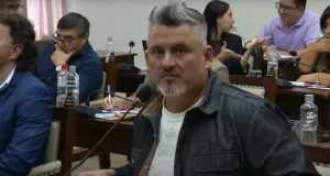 La tibieza por parte de José García tras ausentarse durante votación clave sobre apps de transporte