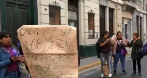 Protesta frente a la escuela Joaquín Castellanos por el estado crítico del edificio