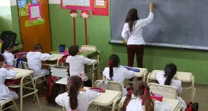 El Gobierno de Sáenz decidió suspende la quinta hora en primaria por falta de fondos