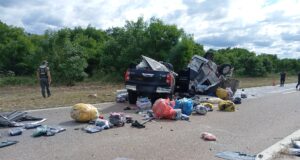 Violento choque en Ruta 50: una persona hospitalizada y otra atrapada