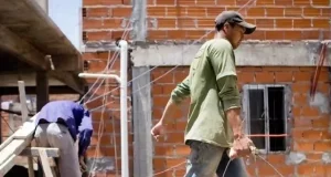 El 42% de los trabajadores en Argentina está en negro, según el Indec