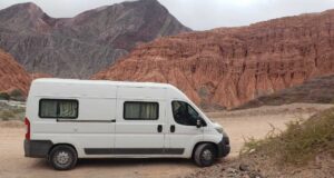 Turistas alemanes volcaron en la Ruta 40 y resultaron ilesos