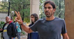 Acusaron al cantante de La Mancha de Rolando de atropellar una moto tras una discusión en la autopista