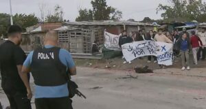 Tensión en Bernal: un nene con un cuchillo intentó atacar a un policía en medio de una protesta
