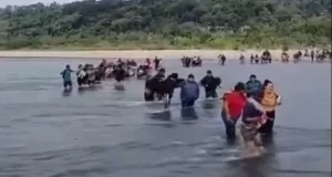 Crisis en Aguas Blancas: vecinos cruzan el Bermejo a pie tras bloqueo a las chalanas