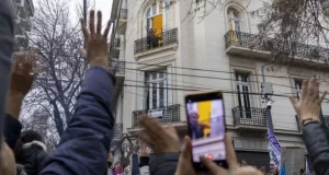 Cristina Kirchner no podrá salir al balcón ni saludar militantes durante su prisión domiciliaria