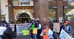 Protesta frente al PAMI Salta por el cierre del servicio en el Hospital Militar