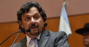 Sáenz llora, pero sigue suplicando diálogo tras haber entregado todo a Milei