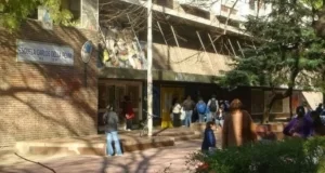 Brutal ataque en una escuela de La Boca: una madre y una abuela agredieron al director y al personal