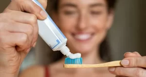 Prohíben la venta de una pasta dental Colgate en Argentina tras casos de lesiones bucales