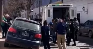 Cachi: un niño fue atropellado por un auto que subió a la vereda