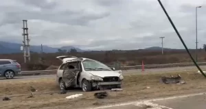 Fuerte choque en Circunvalación Oeste: un auto impactó contra postes de luz