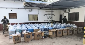 Gendarmes frustran millonario contrabando en la frontera norte: los traficantes huyeron a nado