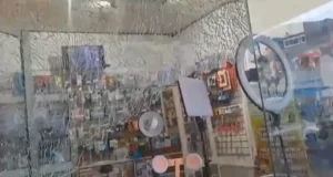 Nuevo ataque a comercio de Tartagal: rompen vidriera con piedras a metros de la plaza