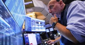 Fuerte desplome de bonos y récord del dólar: el riesgo país supera los 1.400 puntos