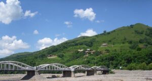 Grave accidente en Vaqueros: un auto desbarrancó en el puente Wierna