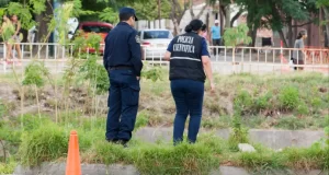 Encuentran a un hombre sin vida en el canal de Avenida Yrigoyen