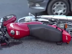 Murió un hombre tras chocar con una camioneta cuando llevaba a una niña a la escuela en El Carril