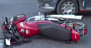 Murió un hombre tras chocar con una camioneta cuando llevaba a una niña a la escuela en El Carril