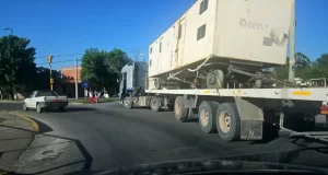 Camión enganchó el tendido eléctrico y derribó un poste en la rotonda de Finca Valdivia