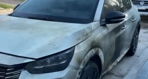 Investigan un posible ataque intencional tras el incendio de un auto en Scalabrini Ortiz