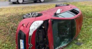 Un auto volcó en la rotonda de Los Brigadistas por el asfalto resbaladizo