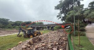 Un auto voló sobre el río San Lorenzo y su conductor quedó en grave estado