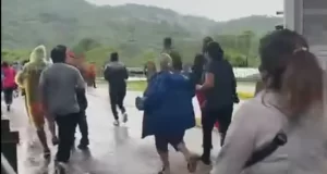 Crecida del río obligó a cerrar las chalanas y desordenó el cruce en Aguas Blancas