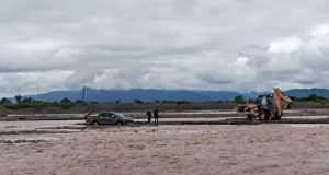 Tres turistas quedaron varados al cruzar el río Rosario por una crecida repentina