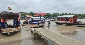 Reanudaron las chalanas en Aguas Blancas, pero con fuertes aumentos