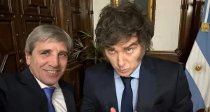 El riesgo país cae por debajo de los 500 puntos y marca mínimo en casi ocho años