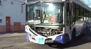 Colectivo de SAETA chocó y arrastró una camioneta estacionada en pleno centro