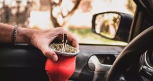 Tomar mate al volante: qué dice la ley y cuándo pueden aplicarse multas