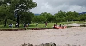 Rescataron a 14 personas aisladas por la crecida del río La Caldera