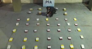 Orán: secuestran 46 kilos de droga con el sello del “Delfín” en zona rural