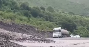Un alud bloqueó la Ruta 51 y dejó vehículos varados cerca de Campo Quijano
