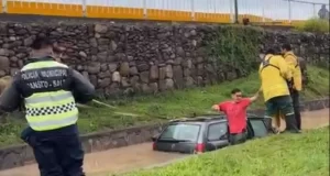 Auto fue arrastrado por la correntada en Villa Angelita tras el fuerte temporal