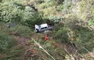 Camioneta cargada con zanahorias desbarrancó en la Cuesta del Obispo